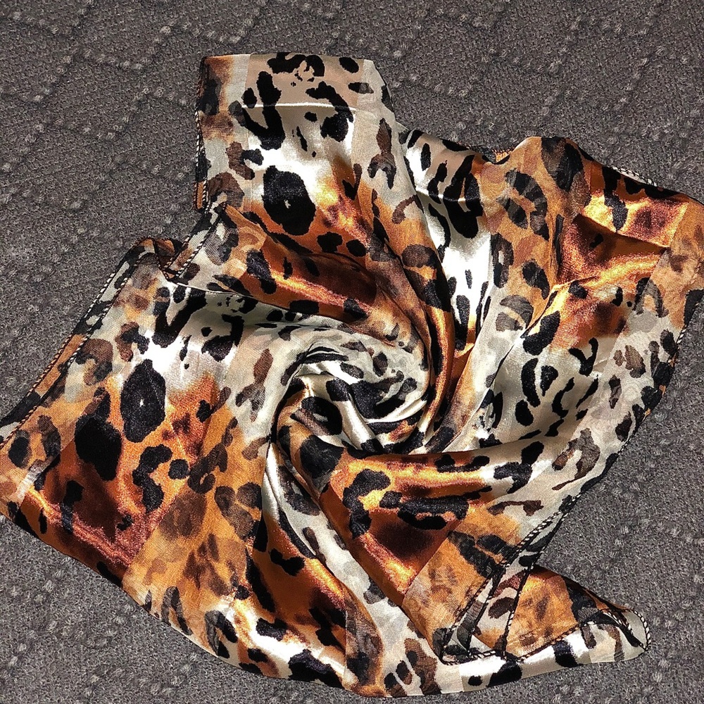 Silky and Sheer Leopard 🐆 Scarf - Picture 5 of 5
